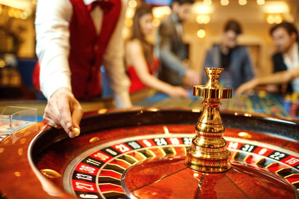 Live dealer spinning European Roulette wheel at buy138 slot studio